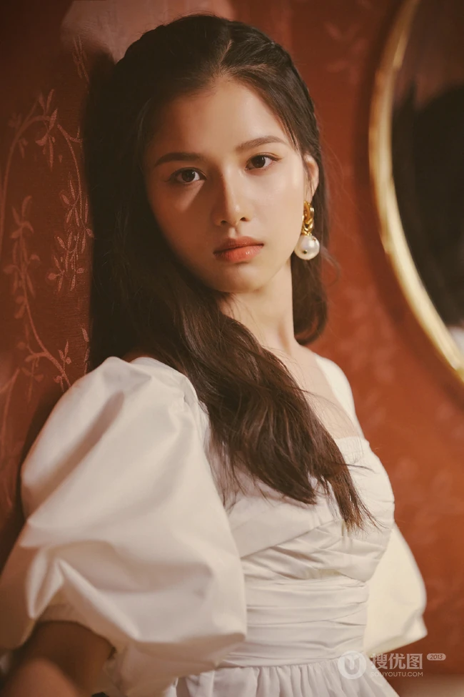 湘妹子张婧仪超美气质长发，仙气白裙优雅写真图片