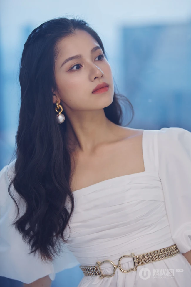 湘妹子张婧仪超美气质长发，仙气白裙优雅写真图片
