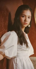 湘妹子张婧仪超美气质长发，仙气白裙优雅写真图片