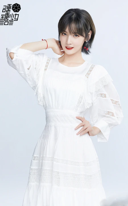 短发女生赵粤图片，硬糖少女303赵粤镂空白裙清新写真图片
