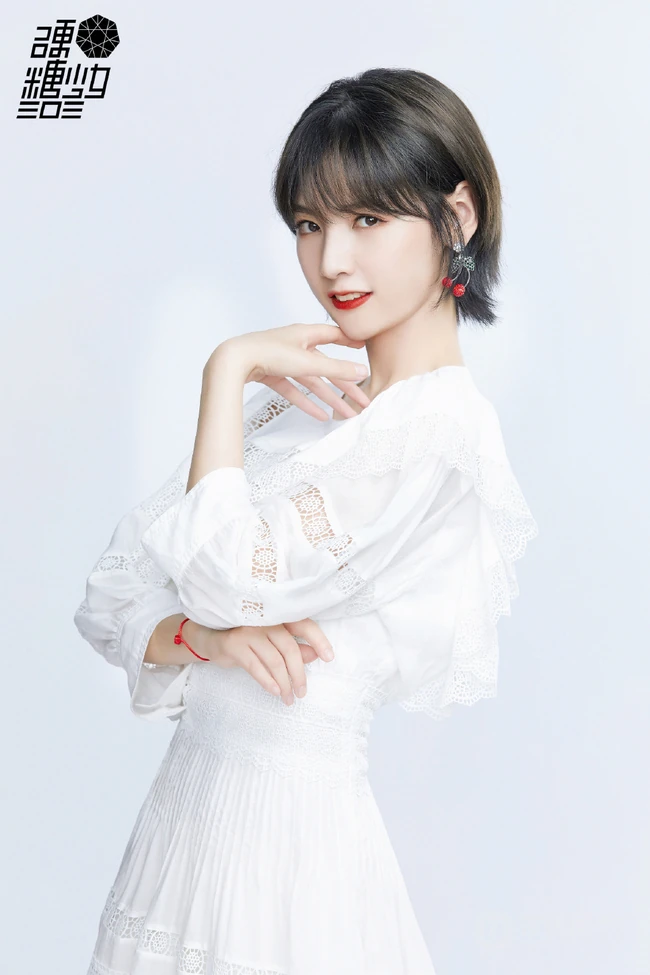 短发女生赵粤图片，硬糖少女303赵粤镂空白裙清新写真图片