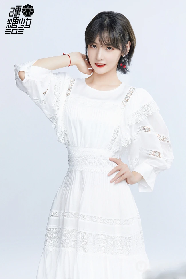 短发女生赵粤图片，硬糖少女303赵粤镂空白裙清新写真图片