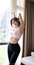 气质女生杨晨晨sugar化身运动气质女生，身着紧身背心运动裤小院写真图片