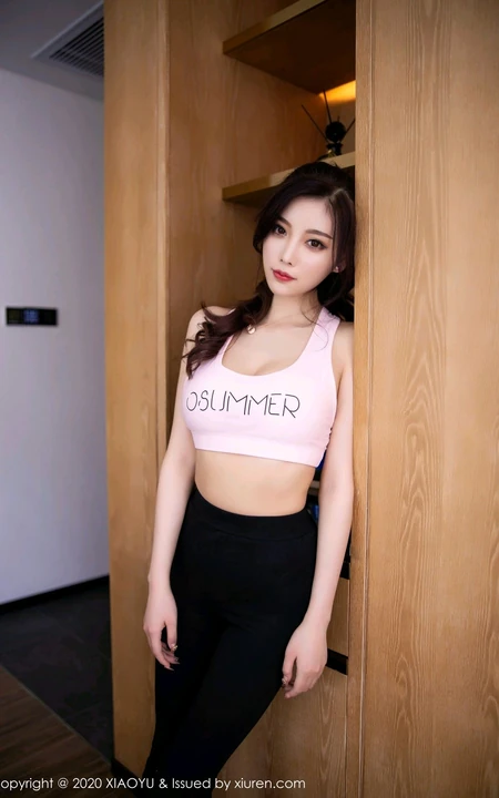 气质女生杨晨晨sugar化身运动气质女生，身着紧身背心运动裤小院写真图片