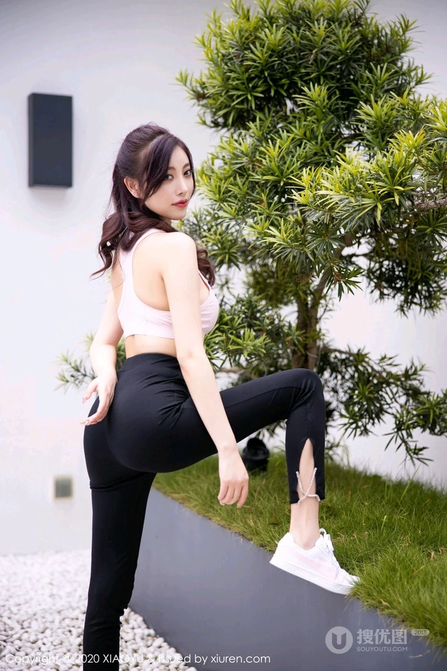 气质女生杨晨晨sugar化身运动气质女生，身着紧身背心运动裤小院写真图片