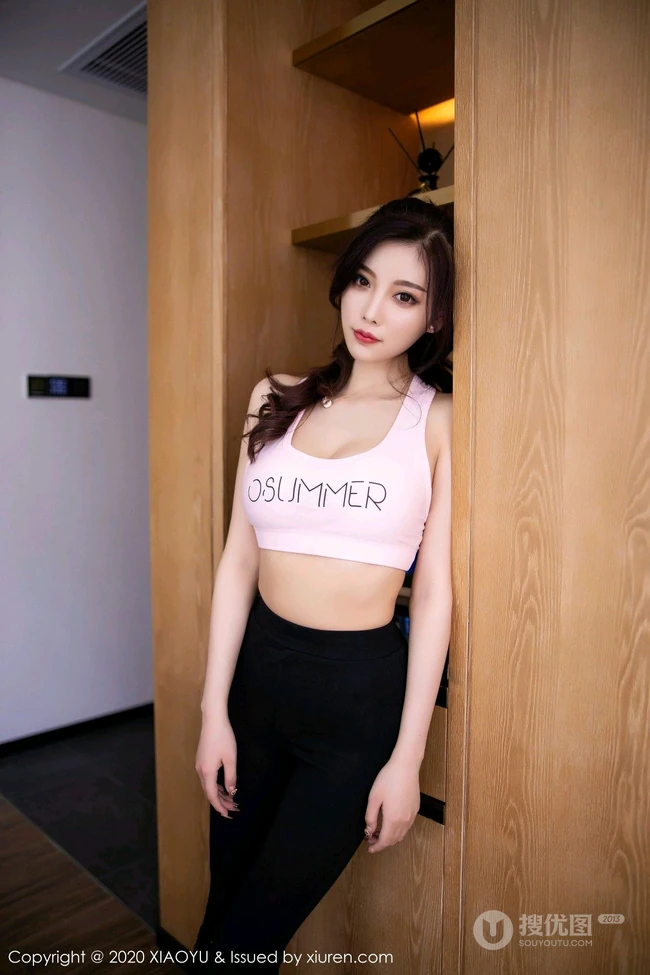气质女生杨晨晨sugar化身运动气质女生，身着紧身背心运动裤小院写真图片