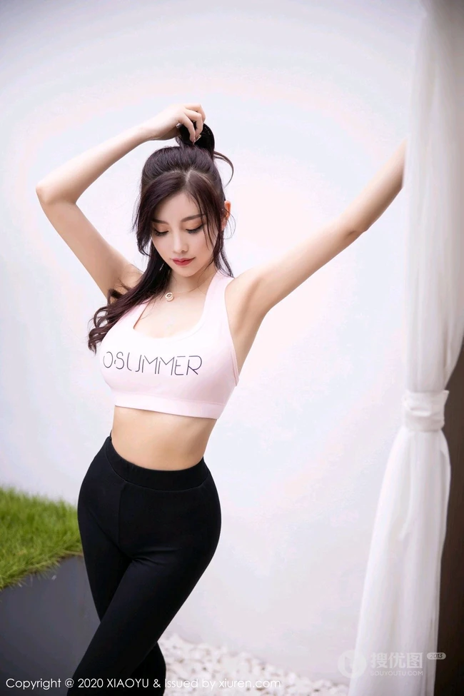 气质女生杨晨晨sugar化身运动气质女生，身着紧身背心运动裤小院写真图片