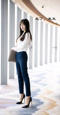 长相很有特点的女生周于希Sandy高跟袜装写真集，请接收您的酒店私人管家
