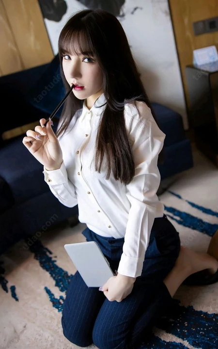 长相很有特点的女生周于希Sandy高跟袜装写真集，请接收您的酒店私人管家