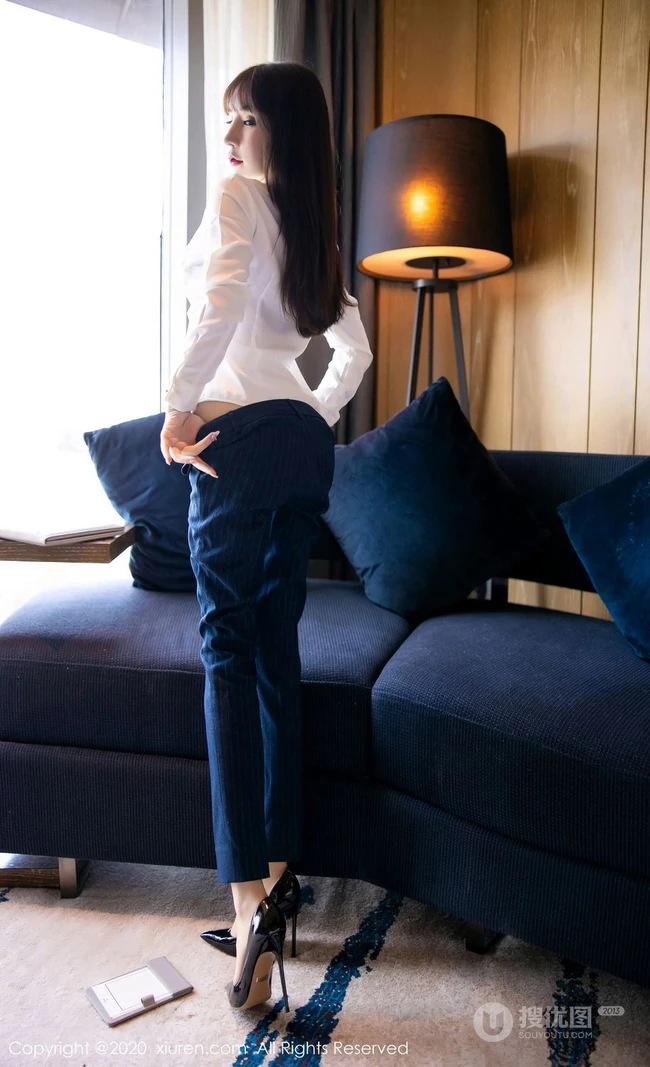 长相很有特点的女生周于希Sandy高跟袜装写真集，请接收您的酒店私人管家