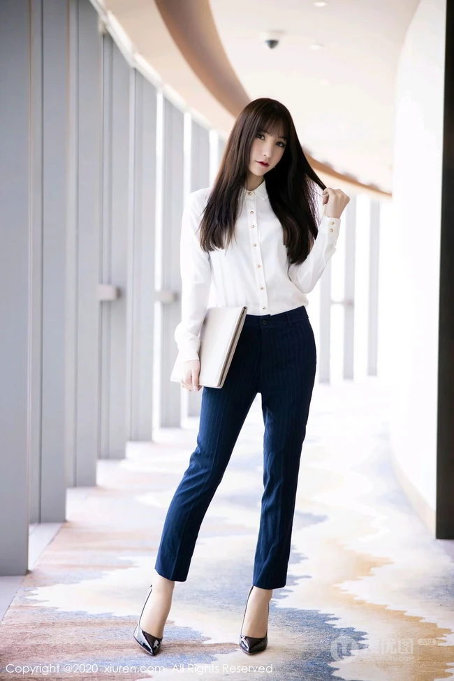 长相很有特点的女生周于希Sandy高跟袜装写真集，请接收您的酒店私人管家