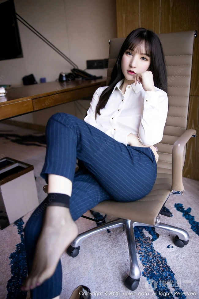 长相很有特点的女生周于希Sandy高跟袜装写真集，请接收您的酒店私人管家