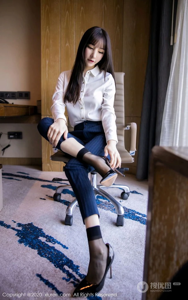 长相很有特点的女生周于希Sandy高跟袜装写真集，请接收您的酒店私人管家