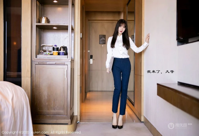 长相很有特点的女生周于希Sandy高跟袜装写真集，请接收您的酒店私人管家