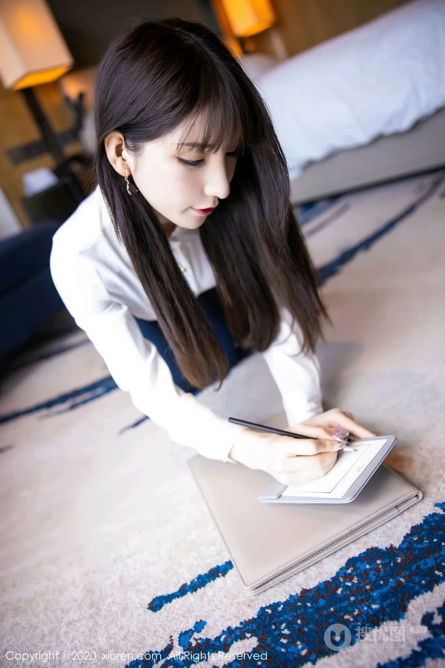 长相很有特点的女生周于希Sandy高跟袜装写真集，请接收您的酒店私人管家