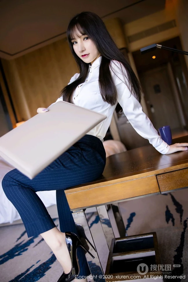 长相很有特点的女生周于希Sandy高跟袜装写真集，请接收您的酒店私人管家