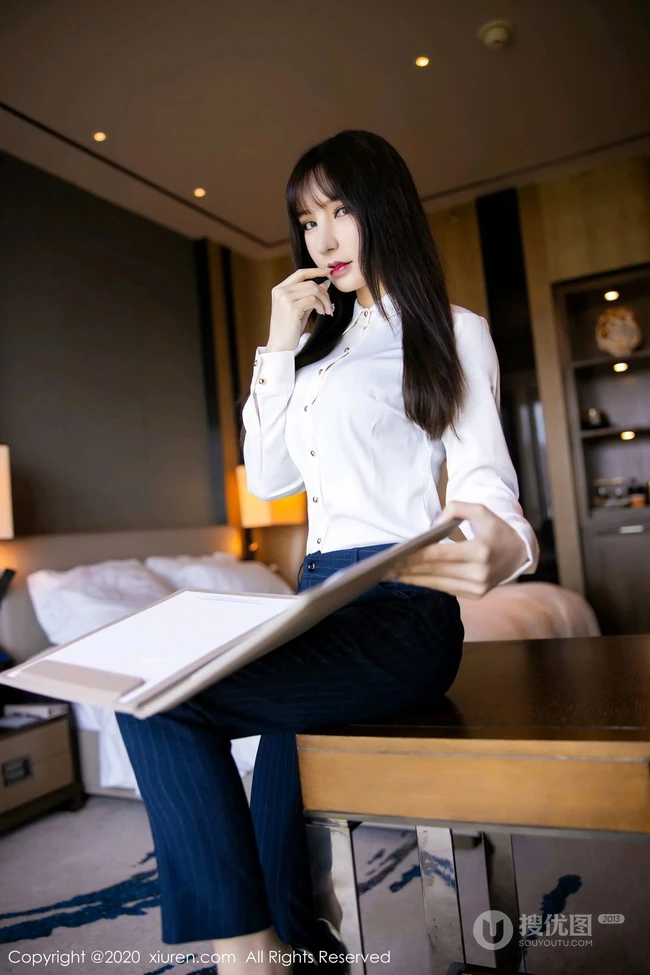长相很有特点的女生周于希Sandy高跟袜装写真集，请接收您的酒店私人管家