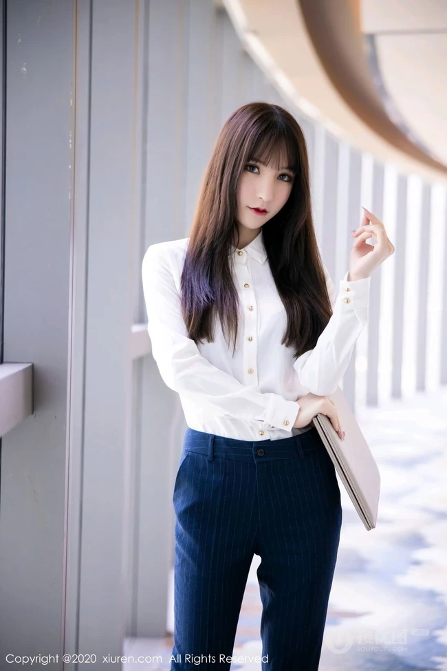 长相很有特点的女生周于希Sandy高跟袜装写真集，请接收您的酒店私人管家