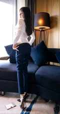 长相很有特点的女生周于希Sandy高跟袜装写真集，请接收您的酒店私人管家