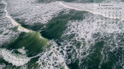 海水冲击海岸时激起的浪花，气势磅礴的大海，海浪，浪花高清9月日历壁纸