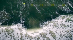 海水冲击海岸时激起的浪花，气势磅礴的大海，海浪，浪花高清9月日历壁纸