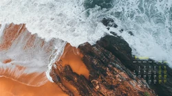 海水冲击海岸时激起的浪花，气势磅礴的大海，海浪，浪花高清9月日历壁纸