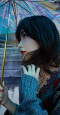 西班牙式的热烈，红唇动人的田原手执雨伞户外写真登杂志写真