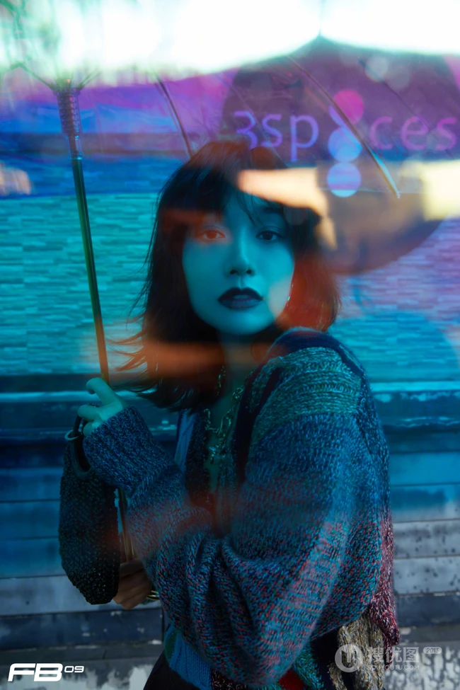西班牙式的热烈，红唇动人的田原手执雨伞户外写真登杂志写真