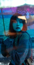 西班牙式的热烈，红唇动人的田原手执雨伞户外写真登杂志写真