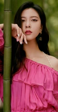 宋妍霏两套粉裙诠释户外，室内不同意境美感写真