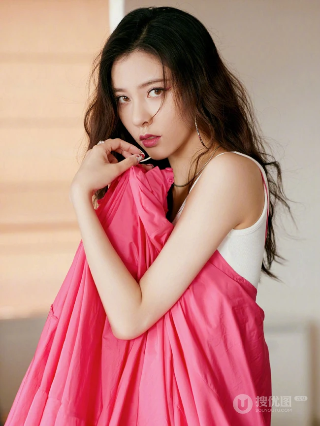 宋妍霏两套粉裙诠释户外，室内不同意境美感写真
