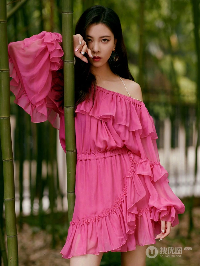 宋妍霏两套粉裙诠释户外，室内不同意境美感写真