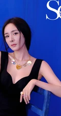 杨幂气质V领黑裙杂志写真大片