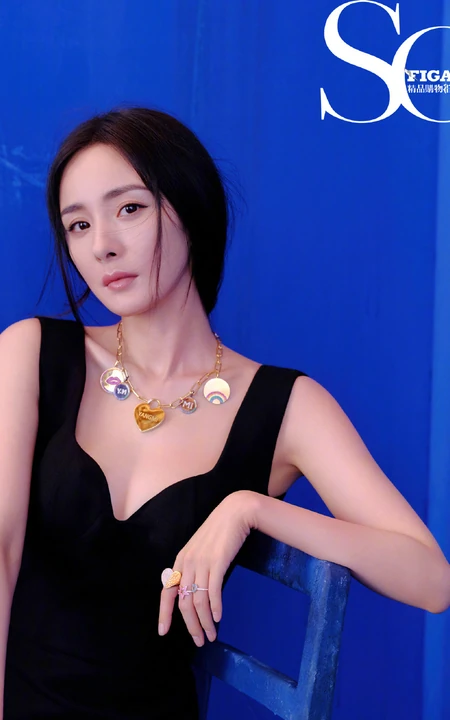 杨幂气质V领黑裙杂志写真大片