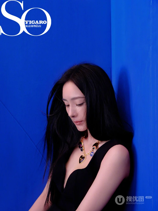 杨幂气质V领黑裙杂志写真大片