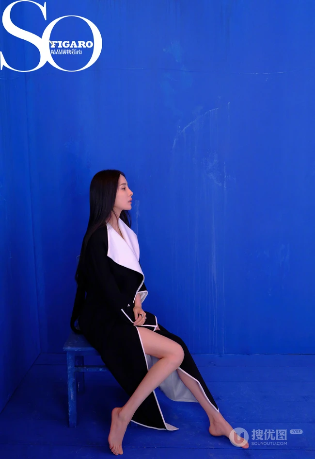 杨幂气质V领黑裙杂志写真大片