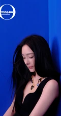 杨幂气质V领黑裙杂志写真大片
