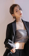 高颜值小脸女生轻熟黑色西装礼裙衣搭配大秀匀称线条纤细纤细线条高清图片