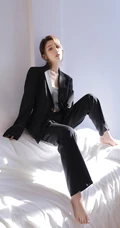 高颜值小脸女生轻熟黑色西装礼裙衣搭配大秀匀称线条纤细纤细线条高清图片