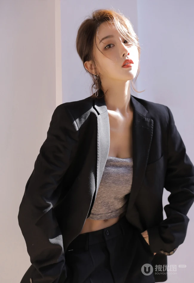 高颜值小脸女生轻熟黑色西装礼裙衣搭配大秀匀称线条纤细纤细线条高清图片