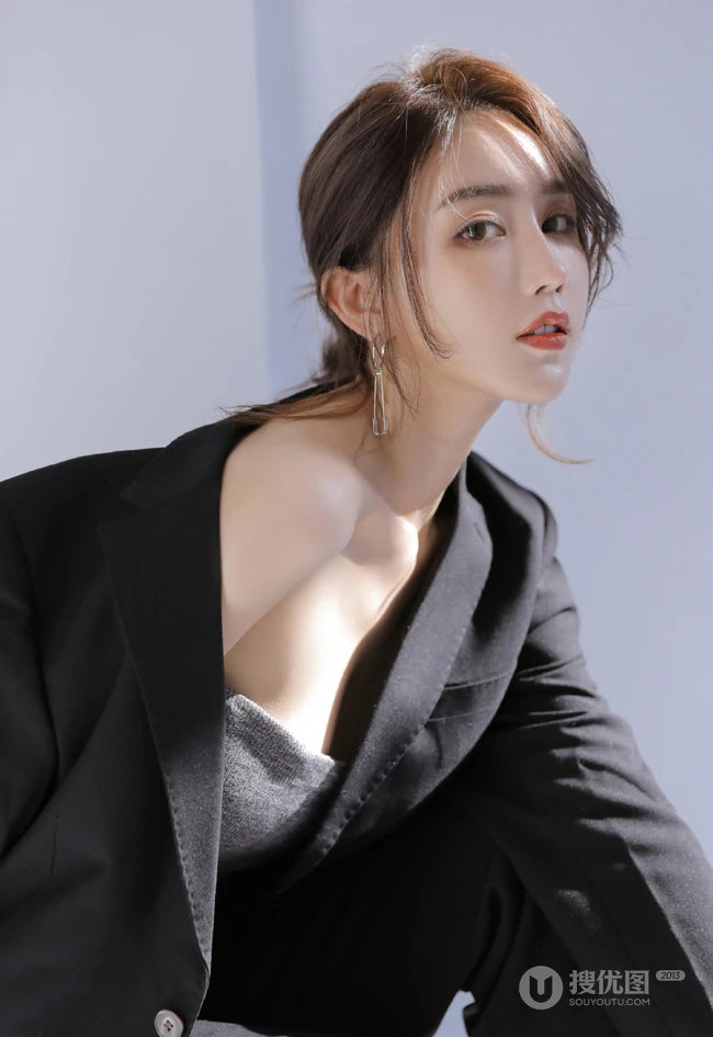 高颜值小脸女生轻熟黑色西装礼裙衣搭配大秀匀称线条纤细纤细线条高清图片
