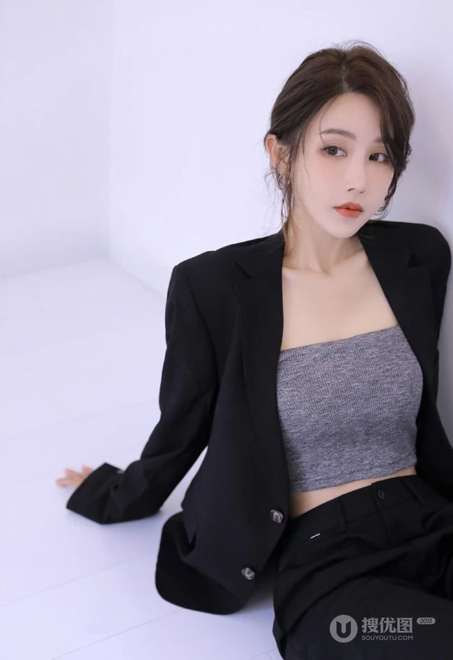 高颜值小脸女生轻熟黑色西装礼裙衣搭配大秀匀称线条纤细纤细线条高清图片