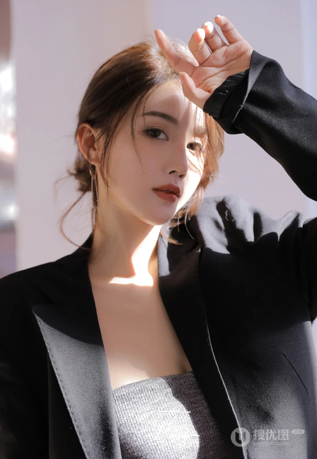 高颜值小脸女生轻熟黑色西装礼裙衣搭配大秀匀称线条纤细纤细线条高清图片