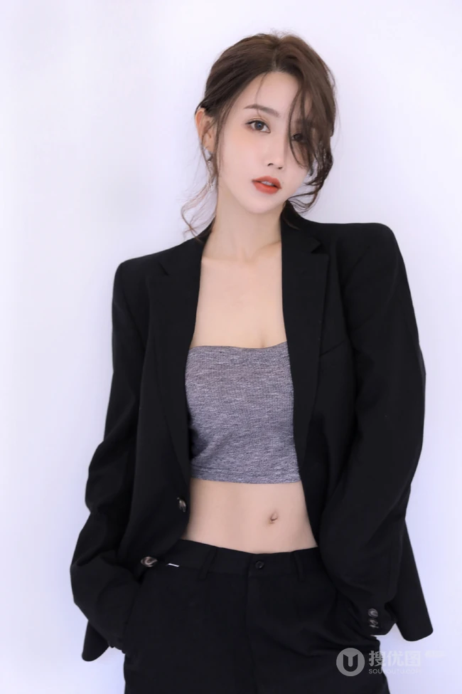 高颜值小脸女生轻熟黑色西装礼裙衣搭配大秀匀称线条纤细纤细线条高清图片