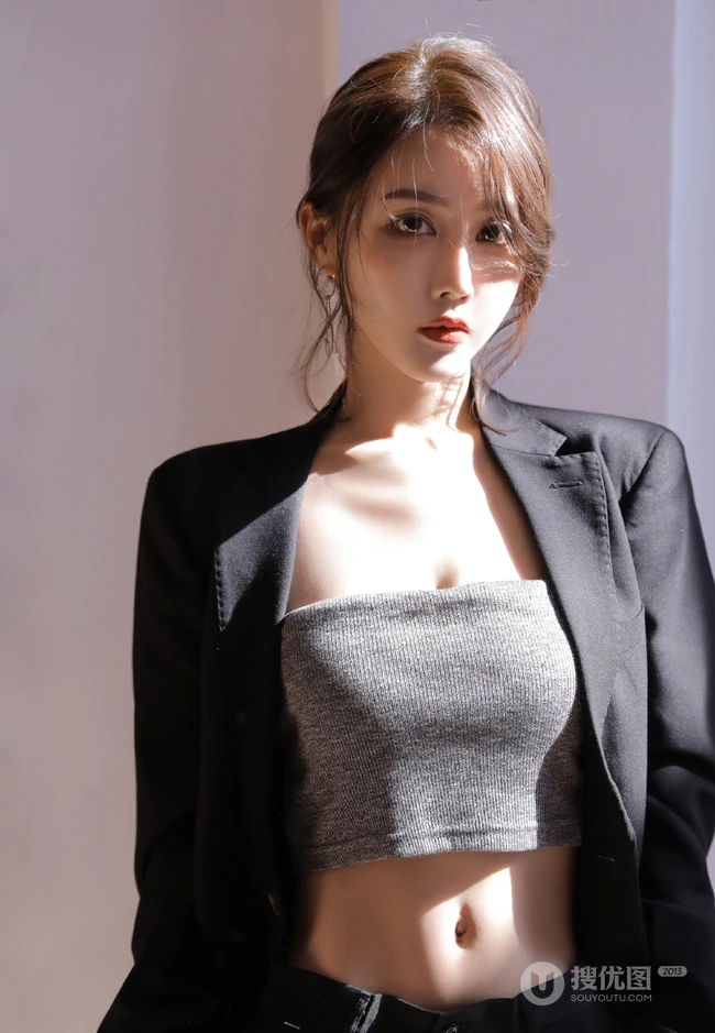 高颜值小脸女生轻熟黑色西装礼裙衣搭配大秀匀称线条纤细纤细线条高清图片