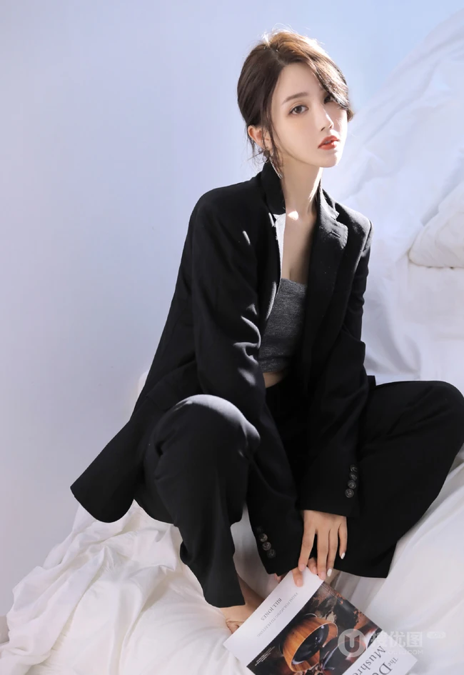 高颜值小脸女生轻熟黑色西装礼裙衣搭配大秀匀称线条纤细纤细线条高清图片