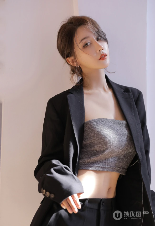 高颜值小脸女生轻熟黑色西装礼裙衣搭配大秀匀称线条纤细纤细线条高清图片