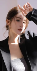 高颜值小脸女生轻熟黑色西装礼裙衣搭配大秀匀称线条纤细纤细线条高清图片