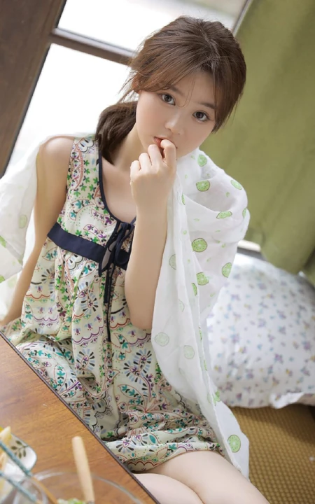青涩可人超少女碎花连衣裙慵懒气质居家美好的一天生活写真图片