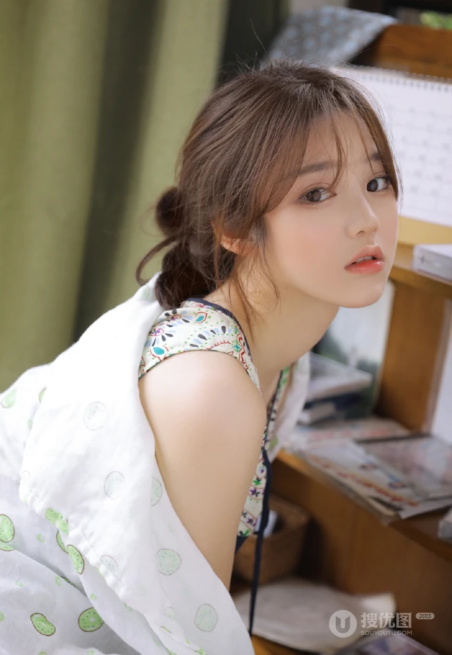 青涩可人超少女碎花连衣裙慵懒气质居家美好的一天生活写真图片